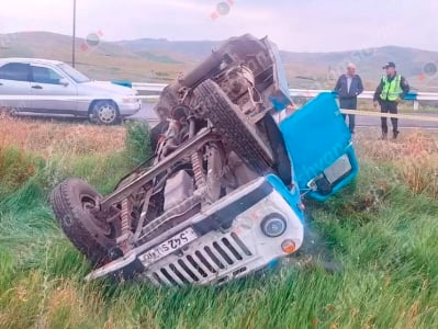 Բեռնատարը կողաշրջվել և հայտնվել է դաշտում