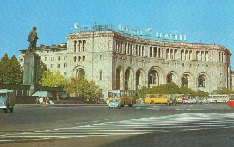 Հին Երևանից մի մասնիկ. ովքեր տեսել են կհիշեն հրապարակի գունագեղ մեքենաները